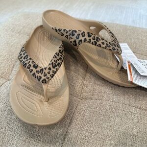 NEW ⭐️ Crocs Women’s Kadee II Leopard Flip Flops Sandals 6 7 8 9 Iconic Comfort